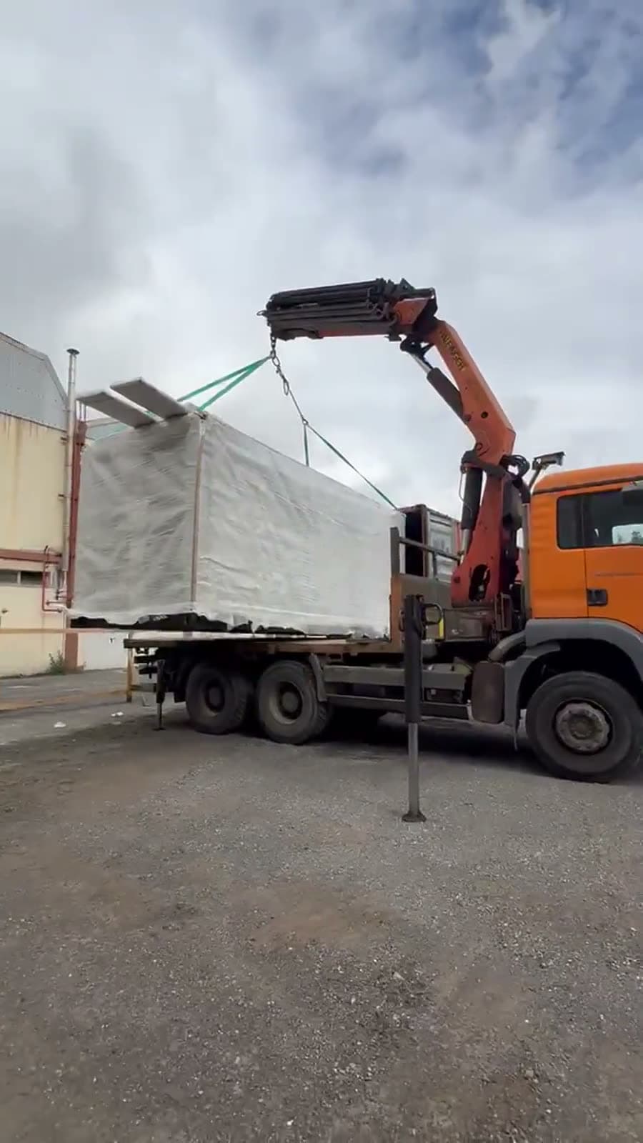 Colocación de la casa con grúa en la parcela.